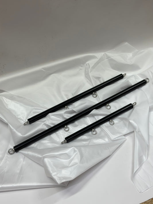 Solid wood spreader bar with metal attachment rings, available in fixed lengths (40, 60, 80 cm), designed for wrist or ankle restraint in BDSM play