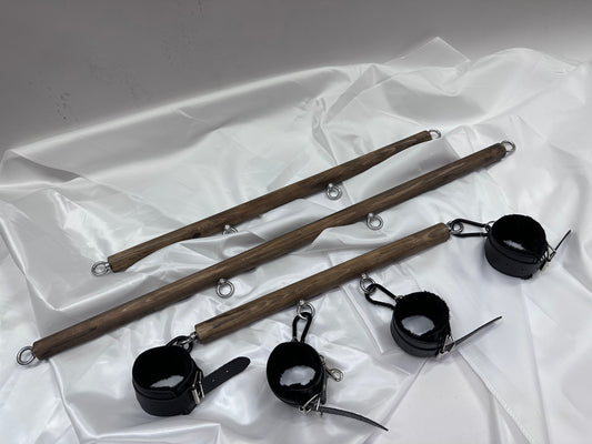 Solid wood spreader bar with metal attachment rings, available in fixed lengths (40, 60, 80 cm), designed for wrist or ankle restraint in BDSM play
