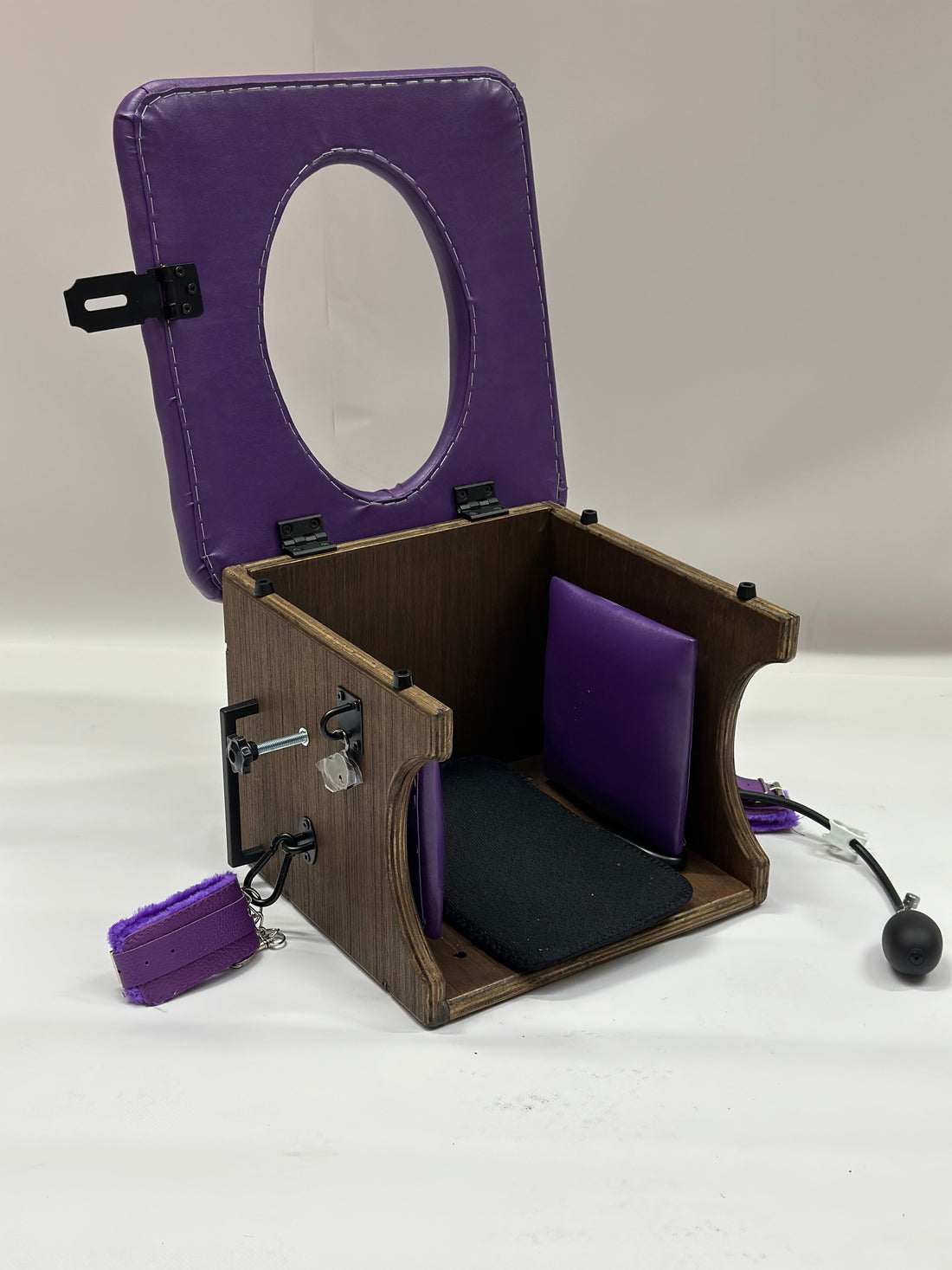 What is a Smotherbox Queening Chair Throne?