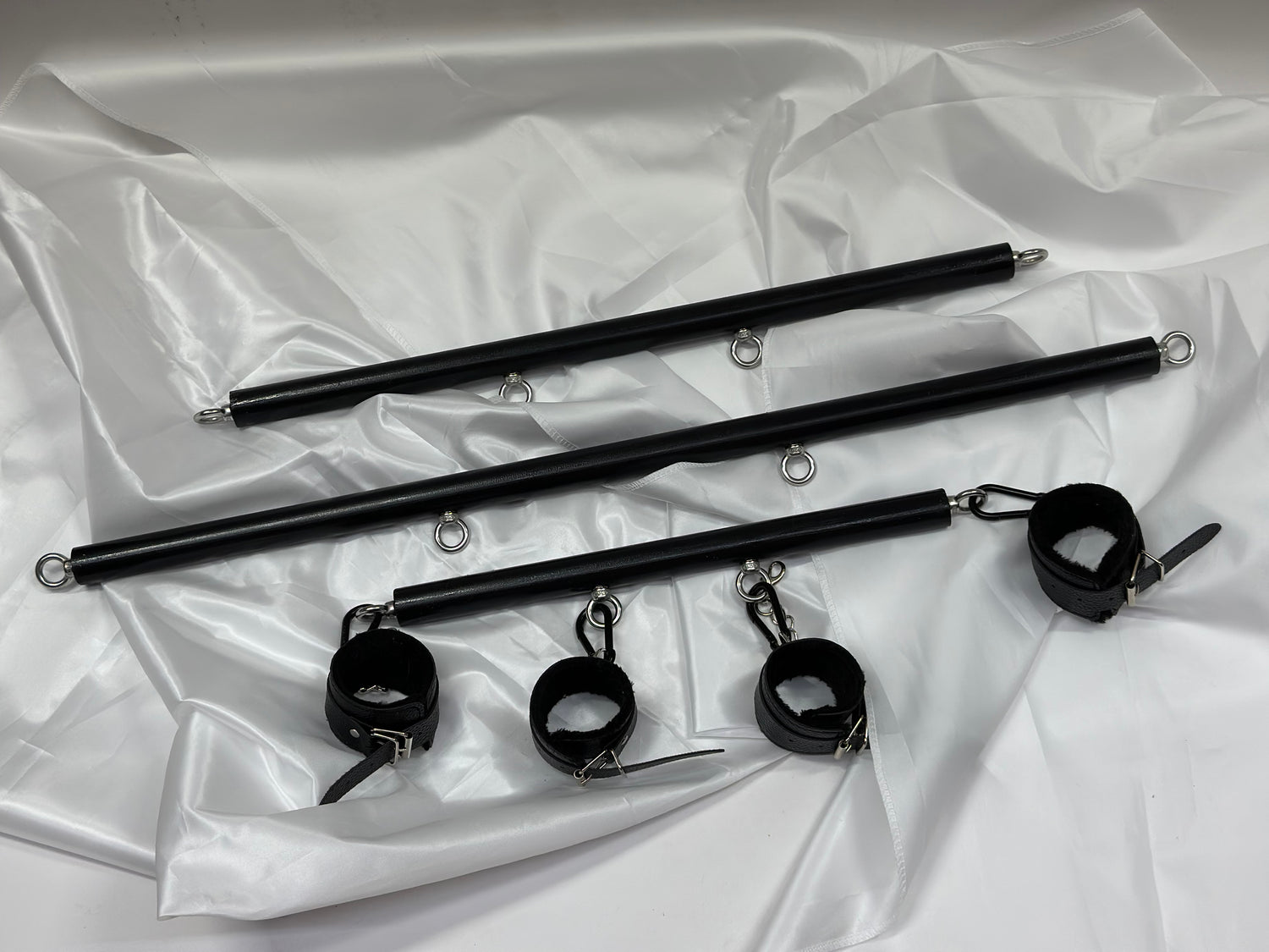 Solid wood spreader bar with metal attachment rings, available in fixed lengths (40, 60, 80 cm), designed for wrist or ankle restraint in BDSM play