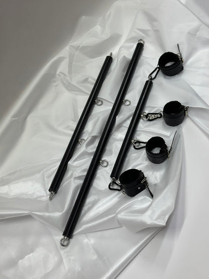 Solid wood spreader bar with metal attachment rings, available in fixed lengths (40, 60, 80 cm), designed for wrist or ankle restraint in BDSM play