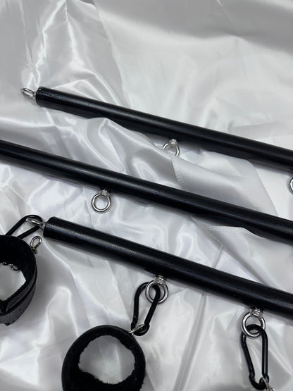 Solid wood spreader bar with metal attachment rings, available in fixed lengths (40, 60, 80 cm), designed for wrist or ankle restraint in BDSM play