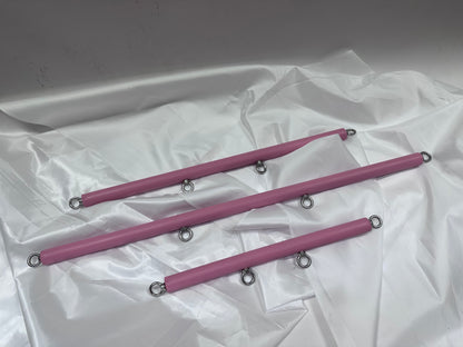 Solid wood spreader bar with metal attachment rings, available in fixed lengths (40, 60, 80 cm), designed for wrist or ankle restraint in BDSM play