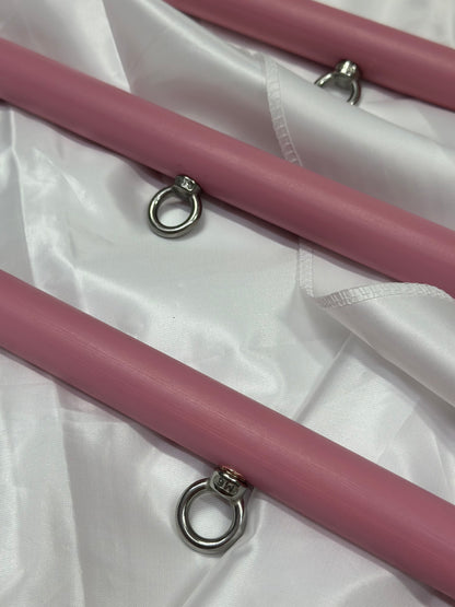 Solid wood spreader bar with metal attachment rings, available in fixed lengths (40, 60, 80 cm), designed for wrist or ankle restraint in BDSM play