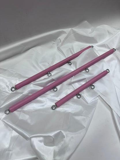 Solid wood spreader bar with metal attachment rings, available in fixed lengths (40, 60, 80 cm), designed for wrist or ankle restraint in BDSM play
